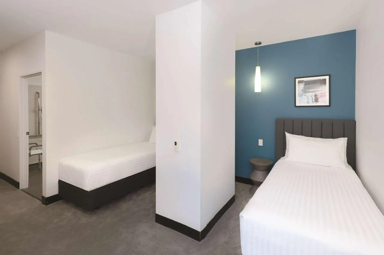 Travelodge Hotel Hobart 4*,