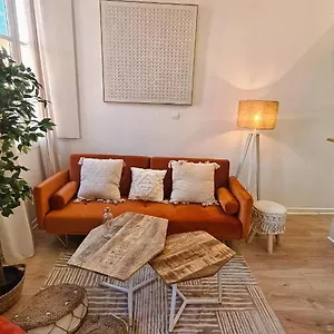 https://sous-les-toits-davignon.fr-provencehotel.com